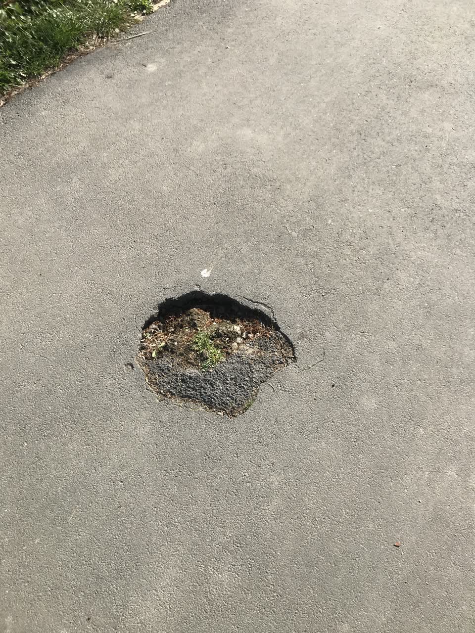 The photograph attached to this roading/streets report