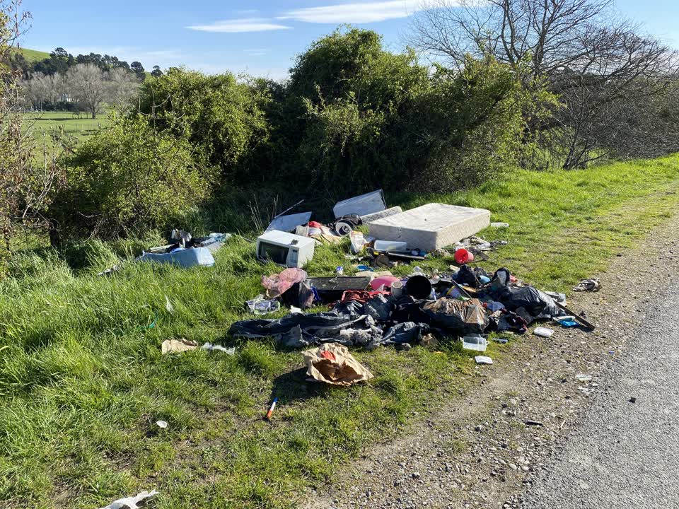 The photograph attached to this rubbish/recycling report
