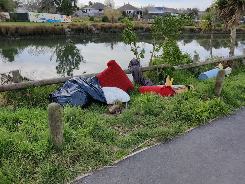 The photograph attached to this rubbish/recycling report