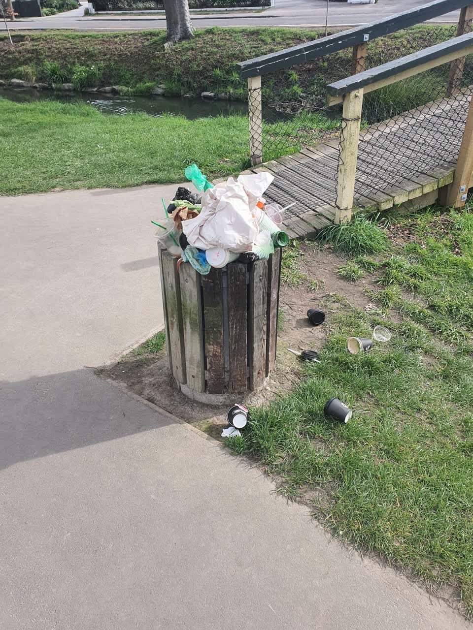 The photograph attached to this rubbish/recycling report