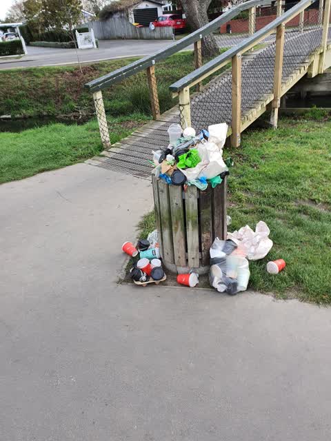 Rubbish/Recycling, a report photo