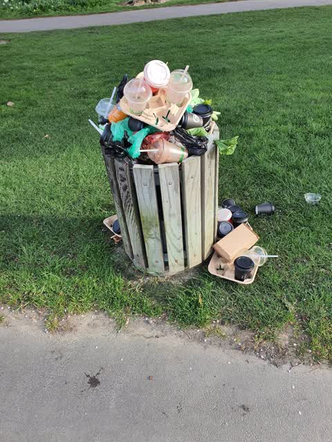 Rubbish/Recycling, a report photo