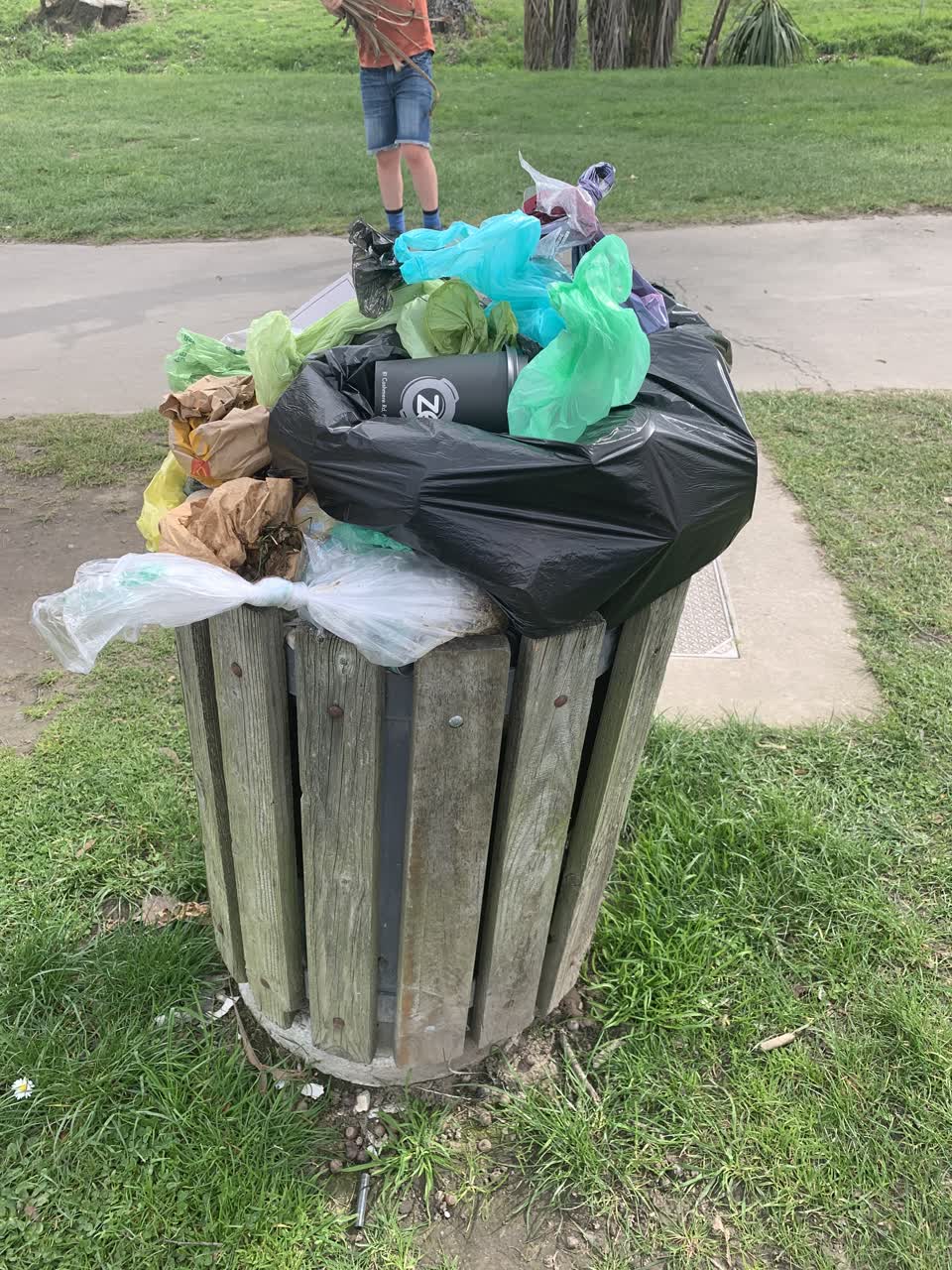 The photograph attached to this rubbish/recycling report