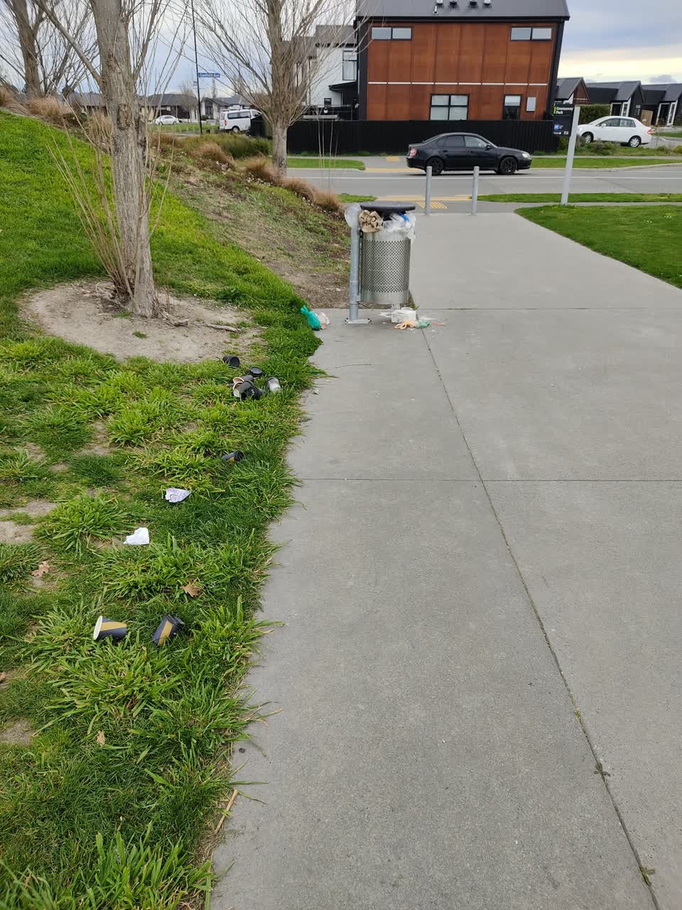 The photograph attached to this rubbish/recycling report