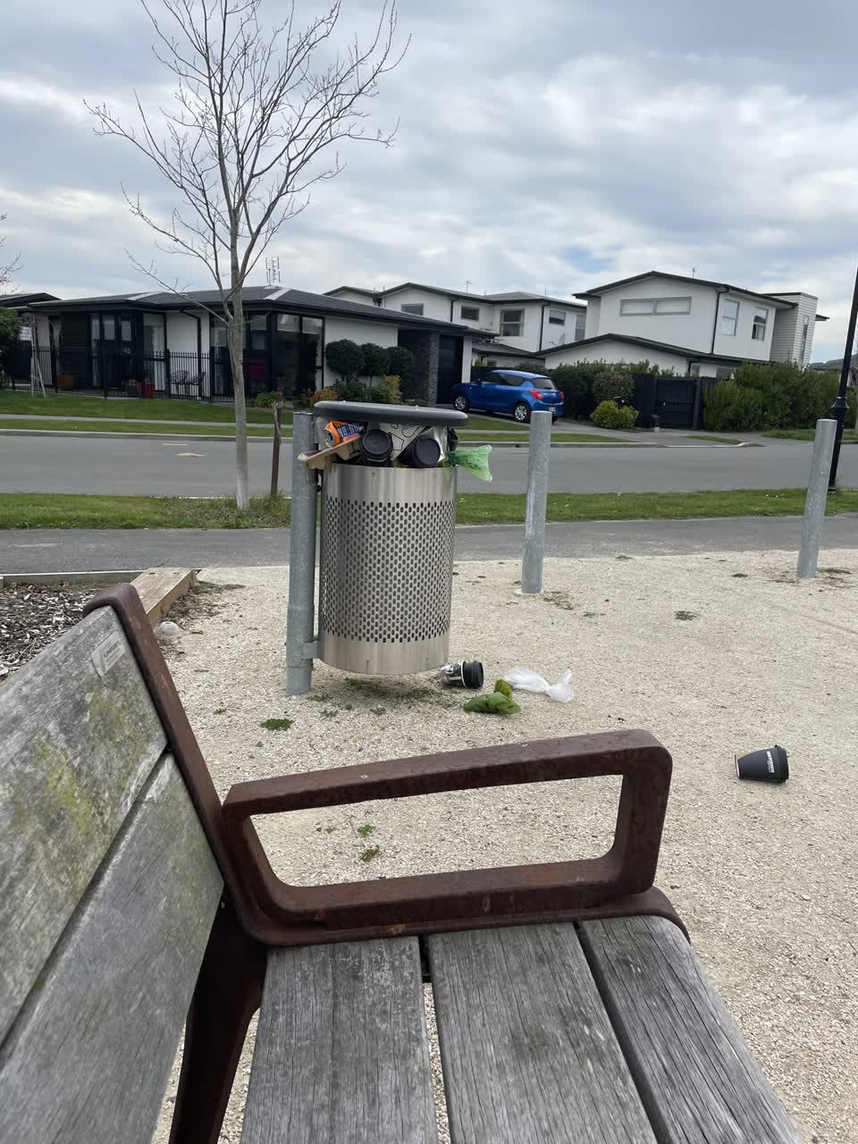 The photograph attached to this rubbish/recycling report