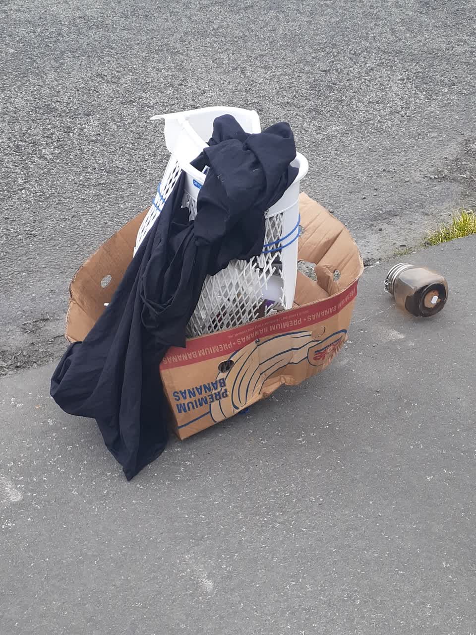 The photograph attached to this rubbish/recycling report