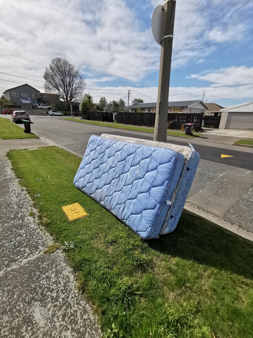 The photograph attached to this rubbish/recycling report
