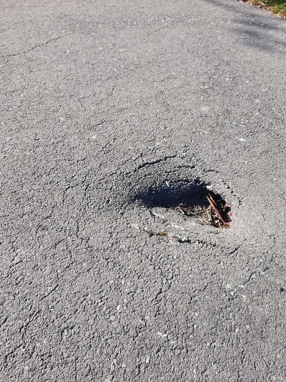 The photograph attached to this roading/streets report