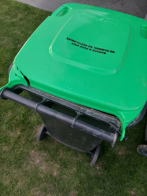 Rubbish/Recycling, a report photo