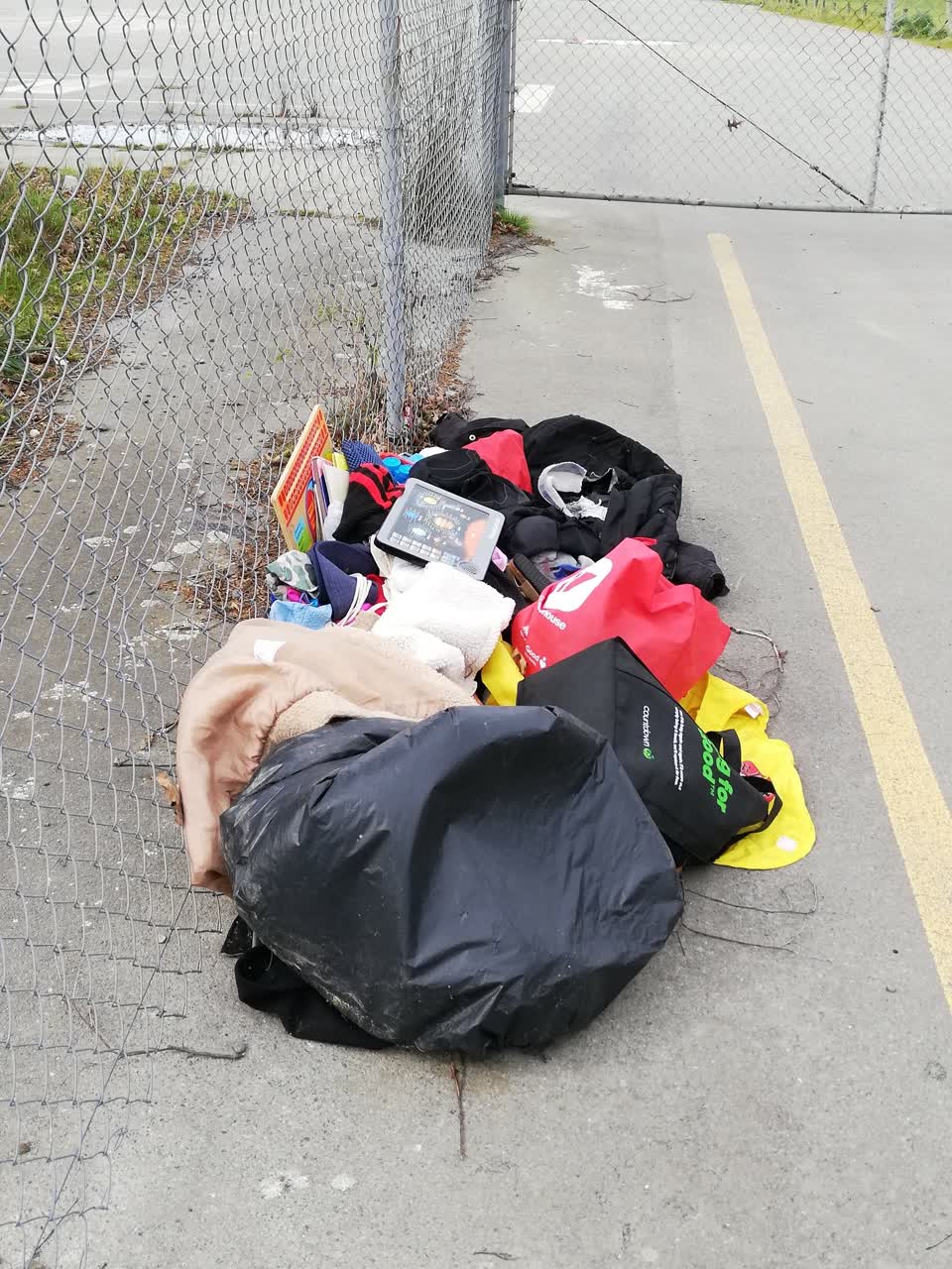 The photograph attached to this rubbish/recycling report