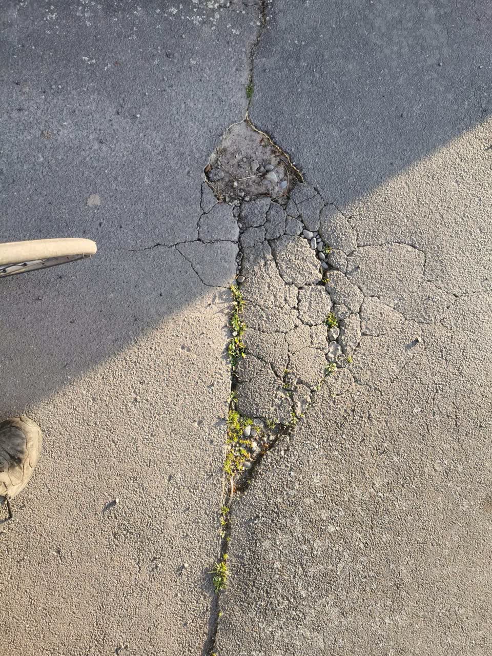 The photograph attached to this roading/streets report