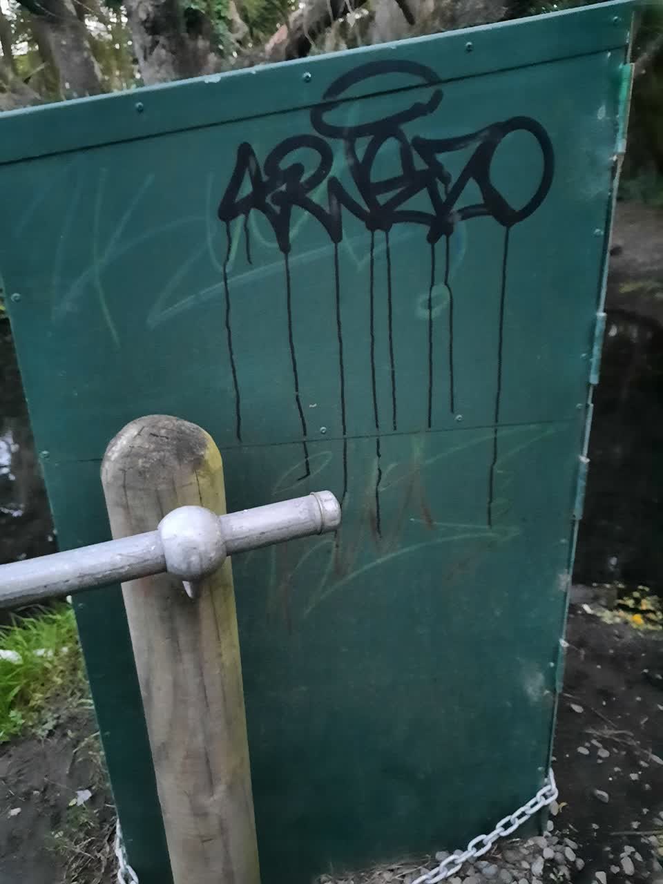 The photograph attached to this graffiti report