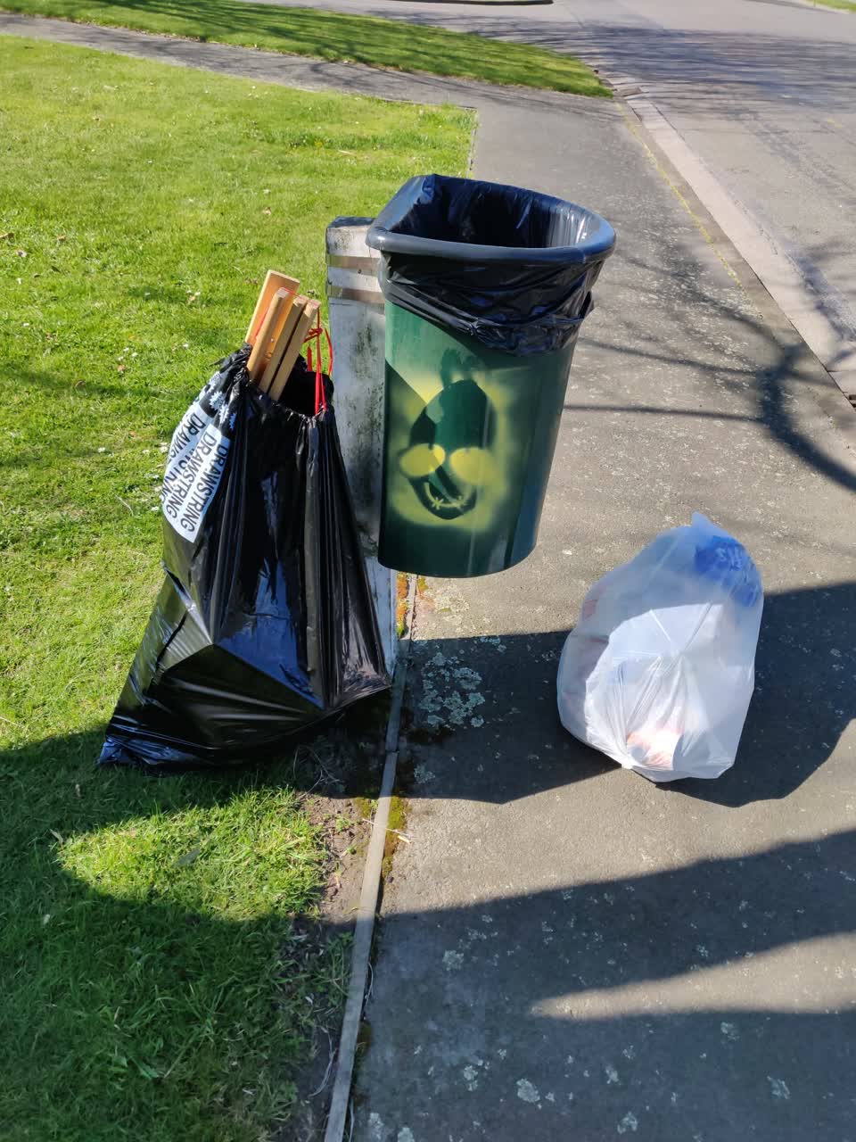 The photograph attached to this rubbish/recycling report