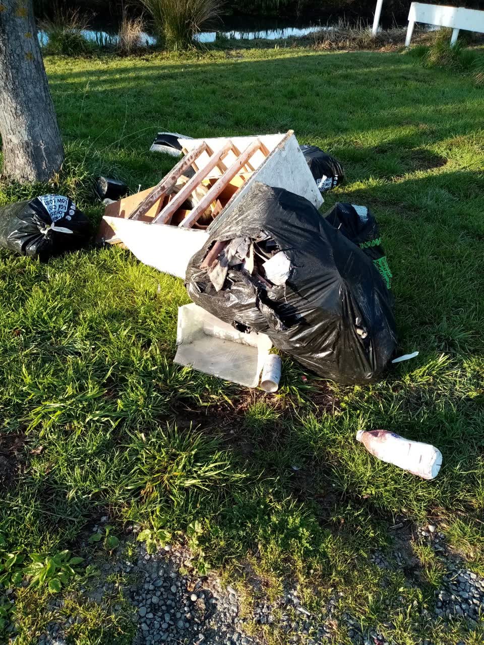 The photograph attached to this rubbish/recycling report