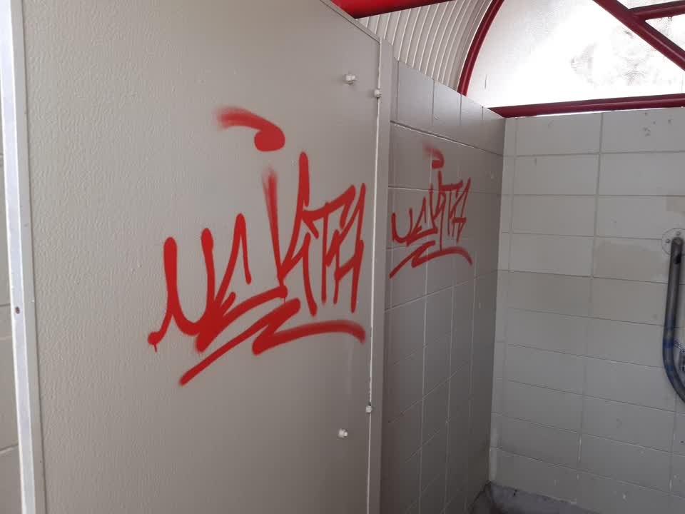 The photograph attached to this graffiti report
