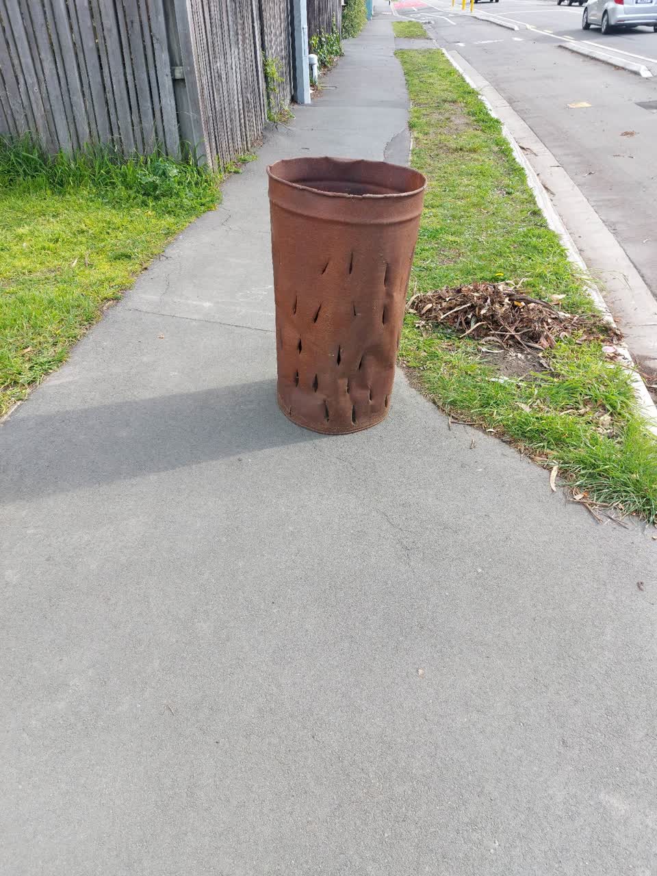 The photograph attached to this rubbish/recycling report