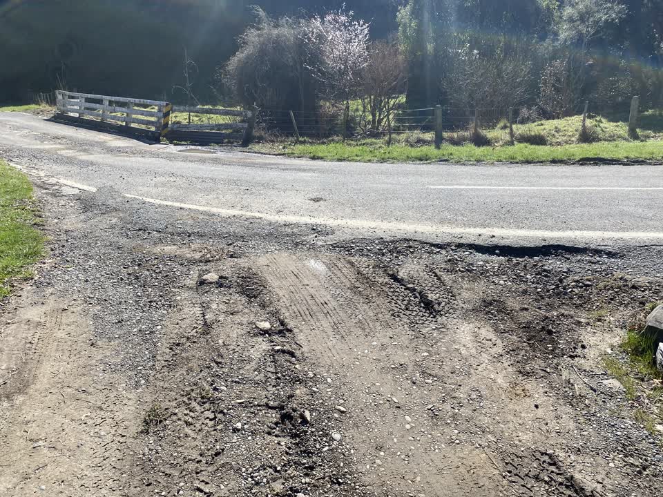 The photograph attached to this roading/streets report
