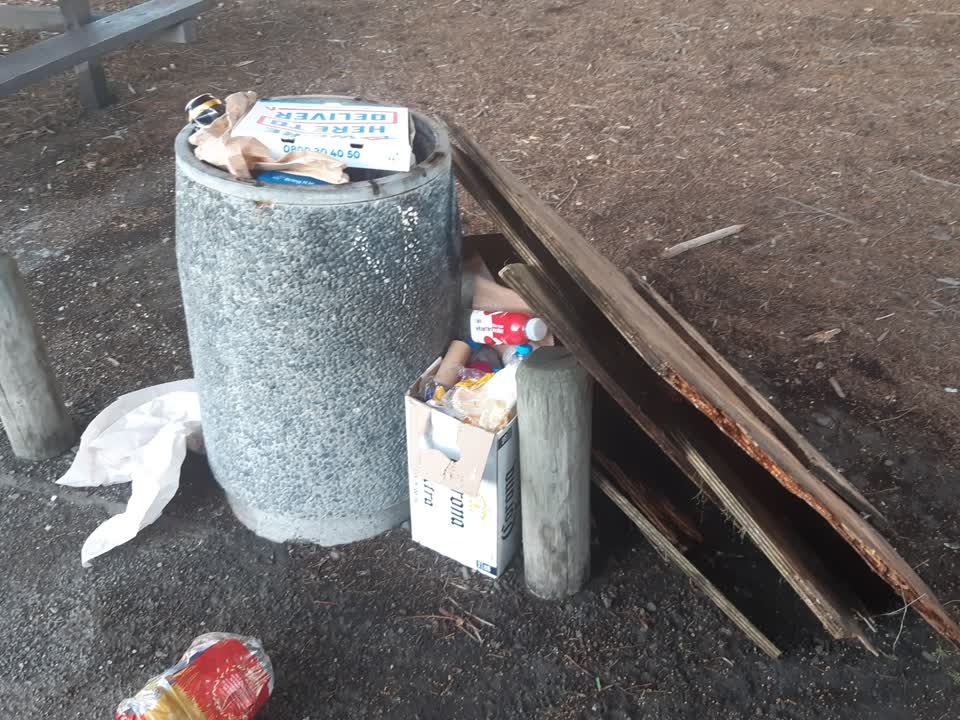 The photograph attached to this rubbish/recycling report