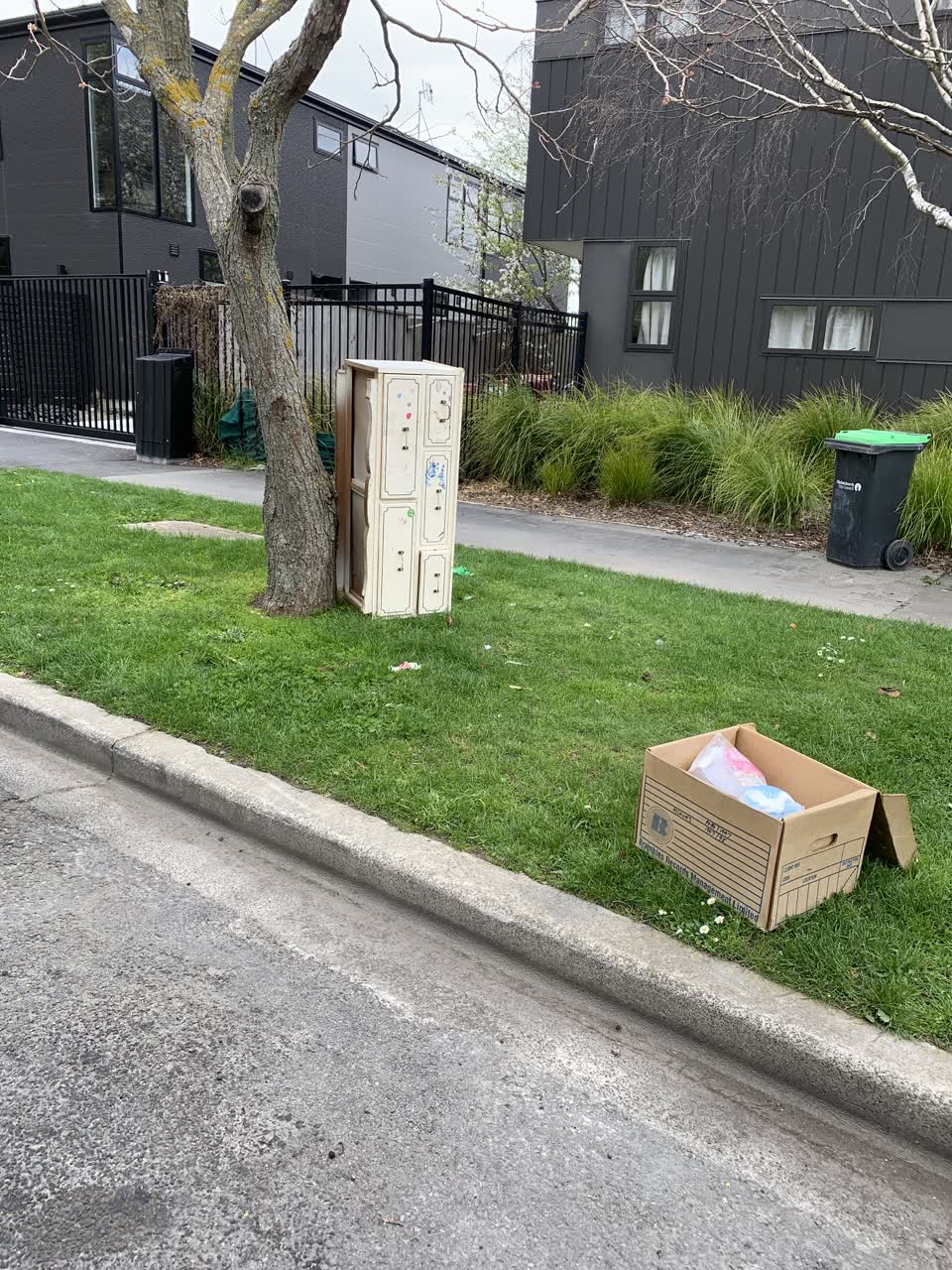 The photograph attached to this rubbish/recycling report