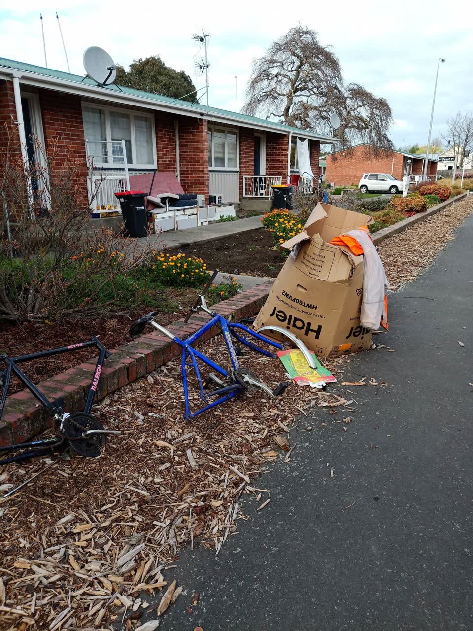 The photograph attached to this rubbish/recycling report