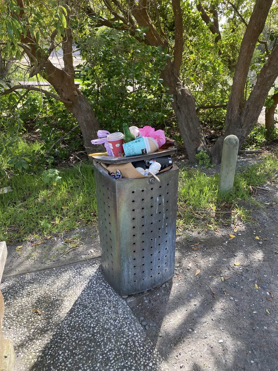 The photograph attached to this rubbish/recycling report