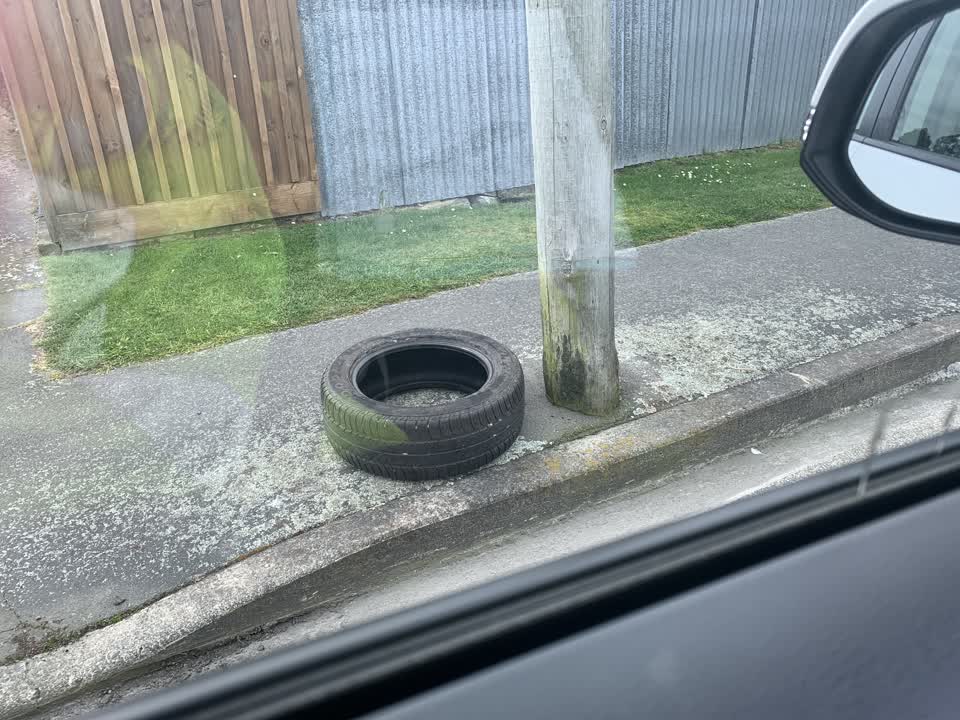 The photograph attached to this rubbish/recycling report