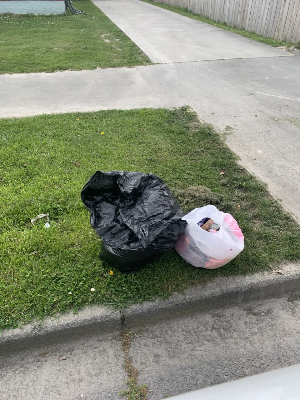 The photograph attached to this rubbish/recycling report