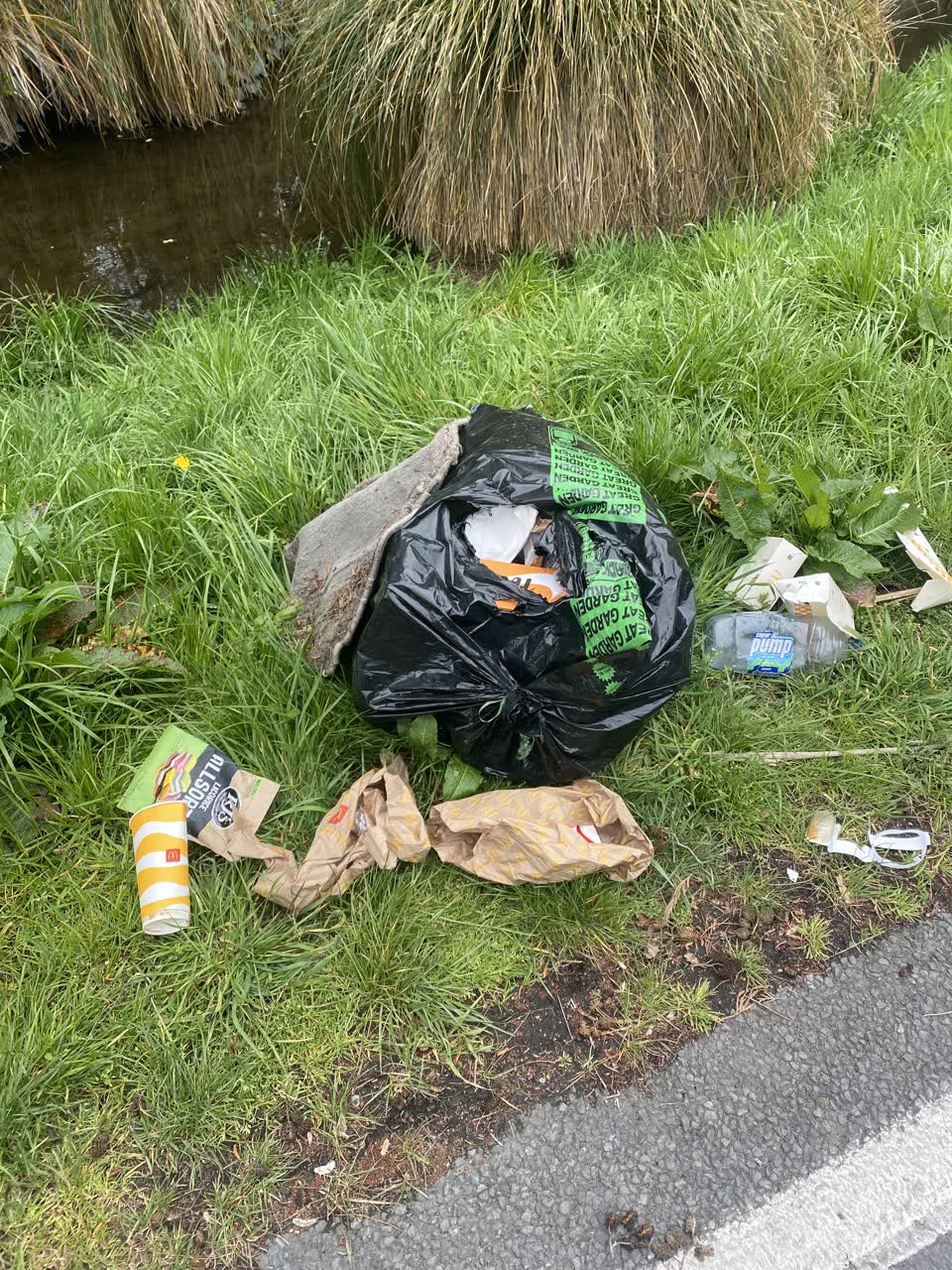 The photograph attached to this rubbish/recycling report