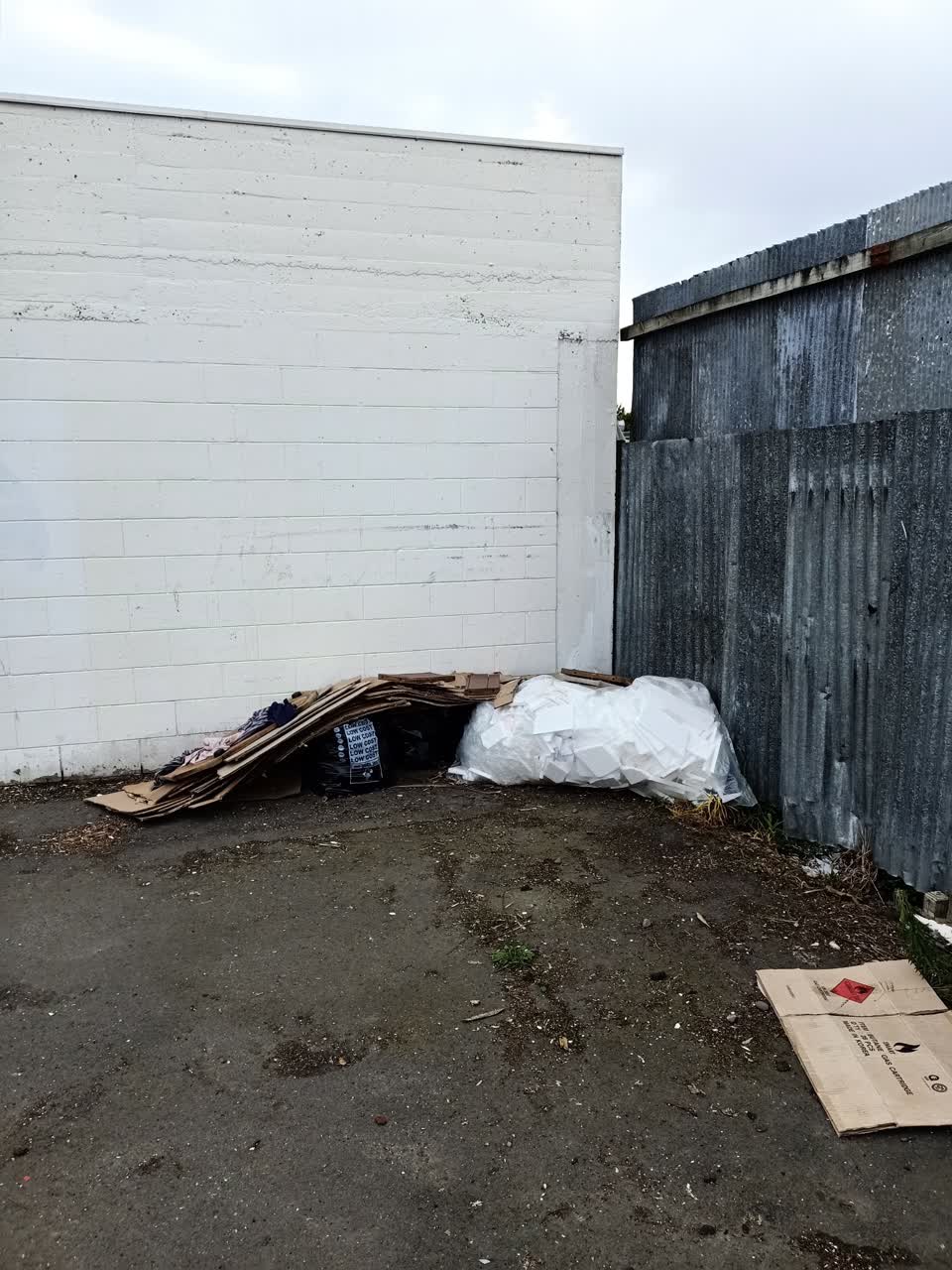 The photograph attached to this rubbish/recycling report