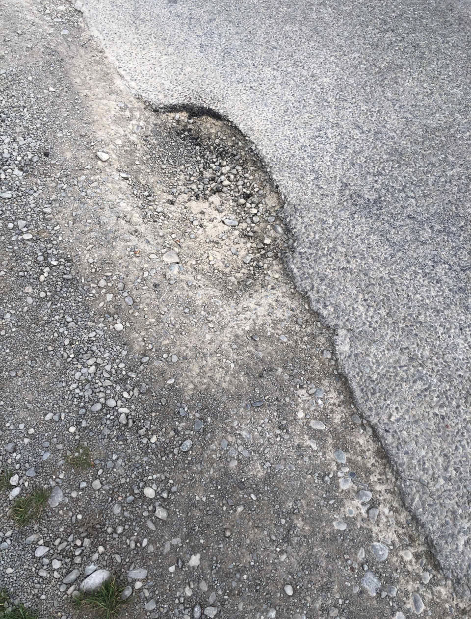 The photograph attached to this roading/streets report