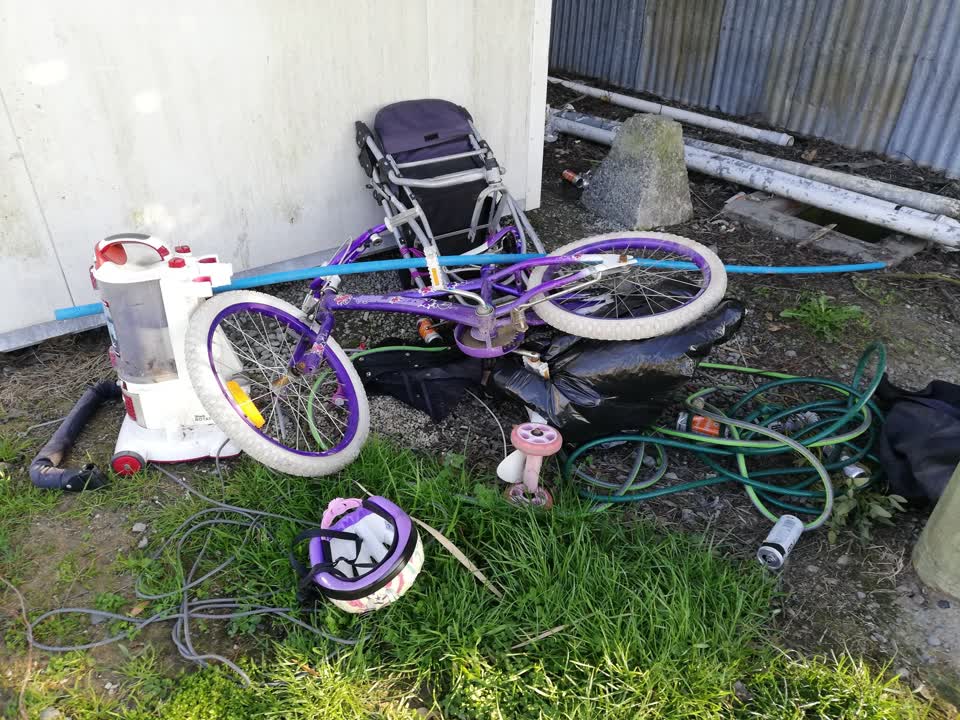 The photograph attached to this rubbish/recycling report