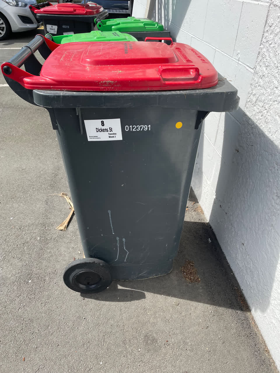 The photograph attached to this rubbish/recycling report