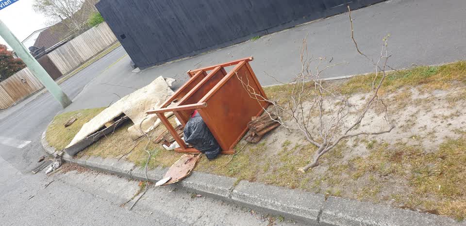 The photograph attached to this rubbish/recycling report