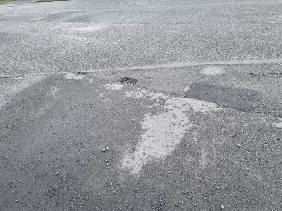 The photograph attached to this roading/streets report