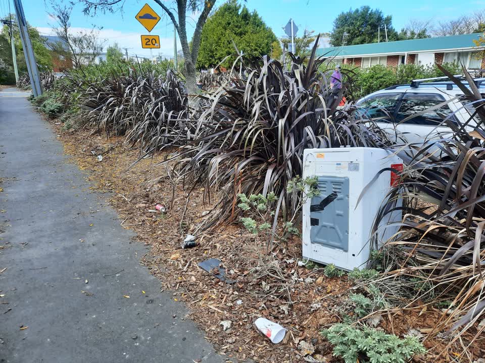 The photograph attached to this rubbish/recycling report
