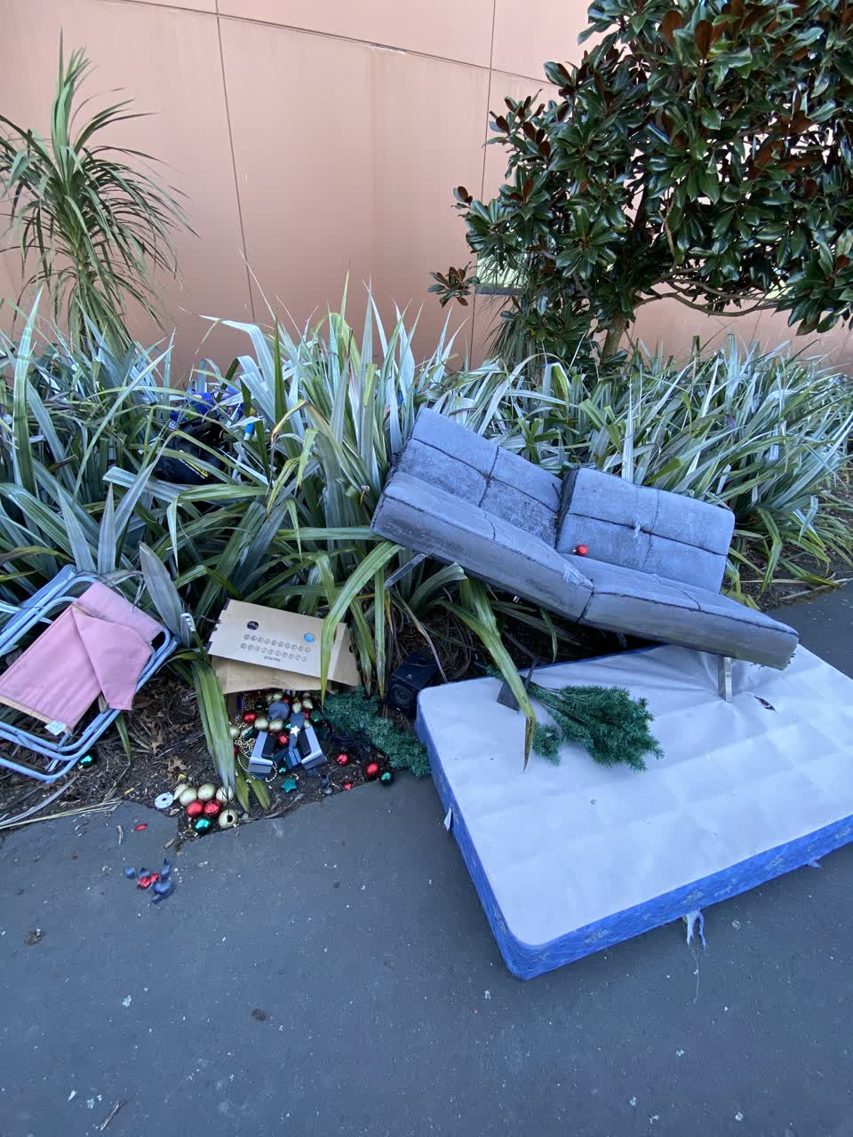 The photograph attached to this rubbish/recycling report