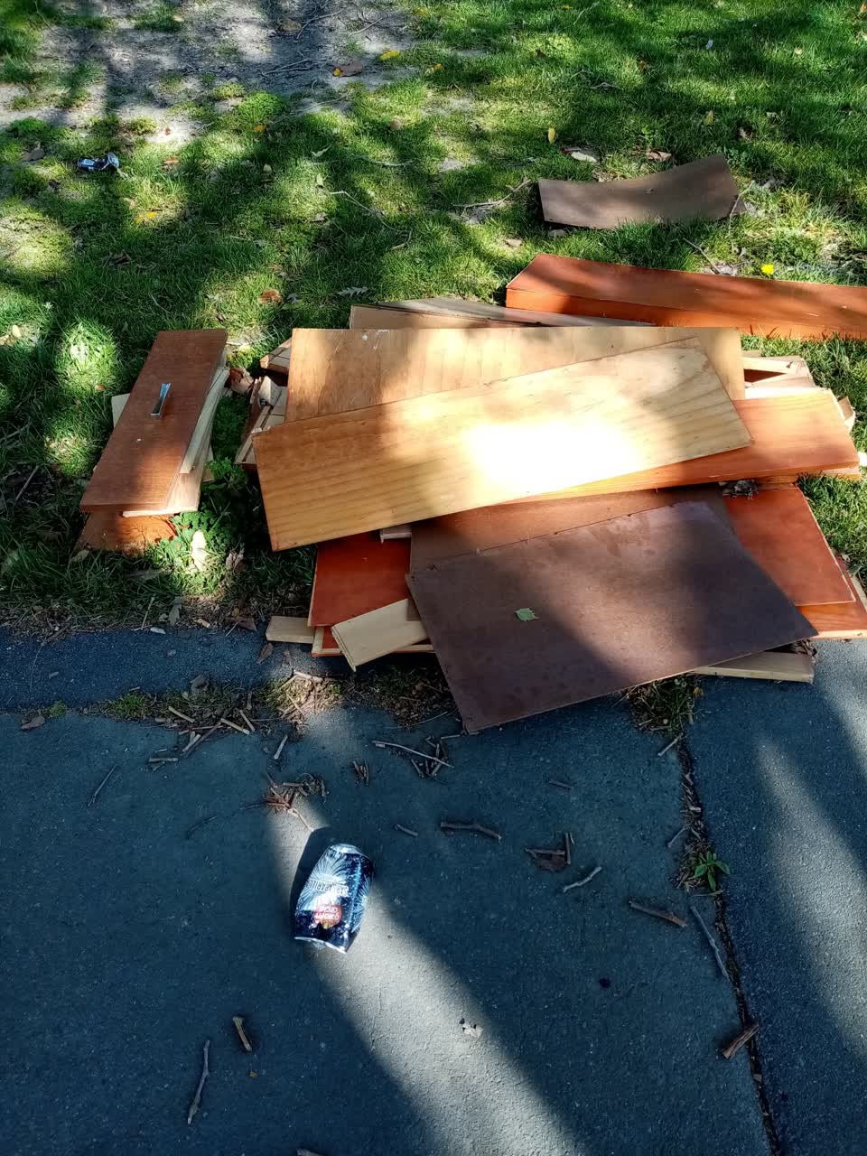 The photograph attached to this rubbish/recycling report