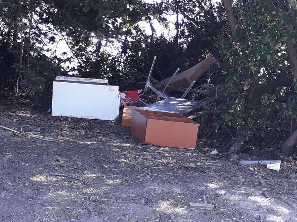 The photograph attached to this rubbish/recycling report