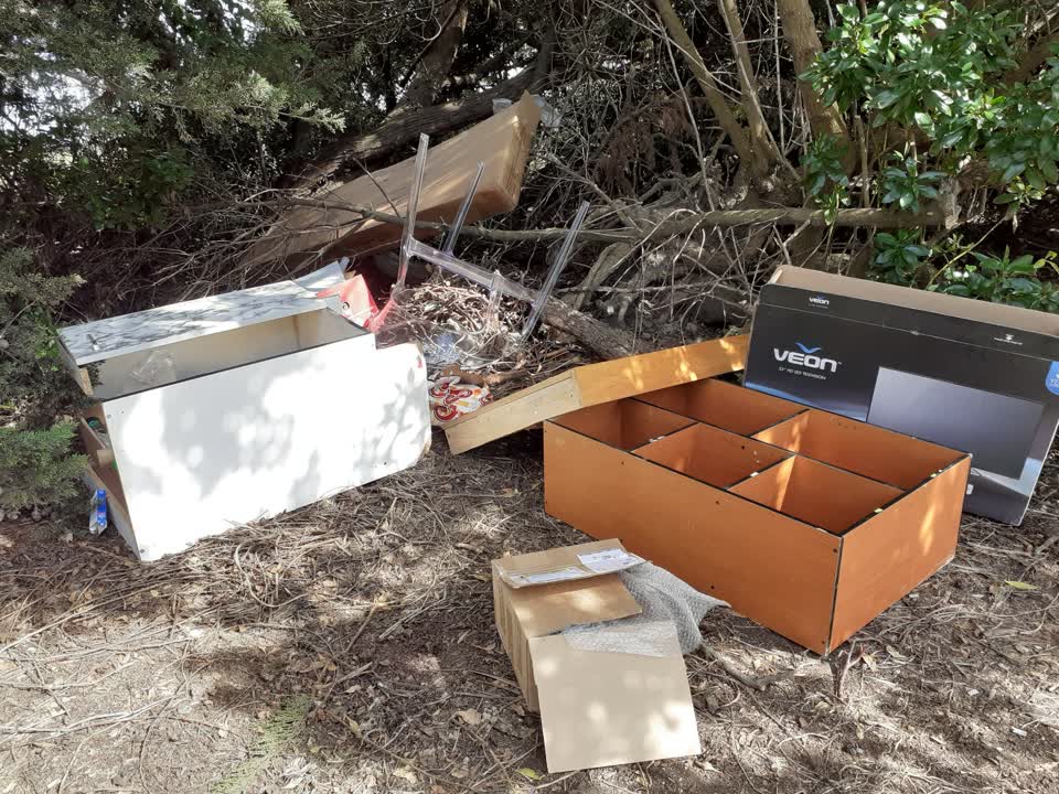 The photograph attached to this rubbish/recycling report