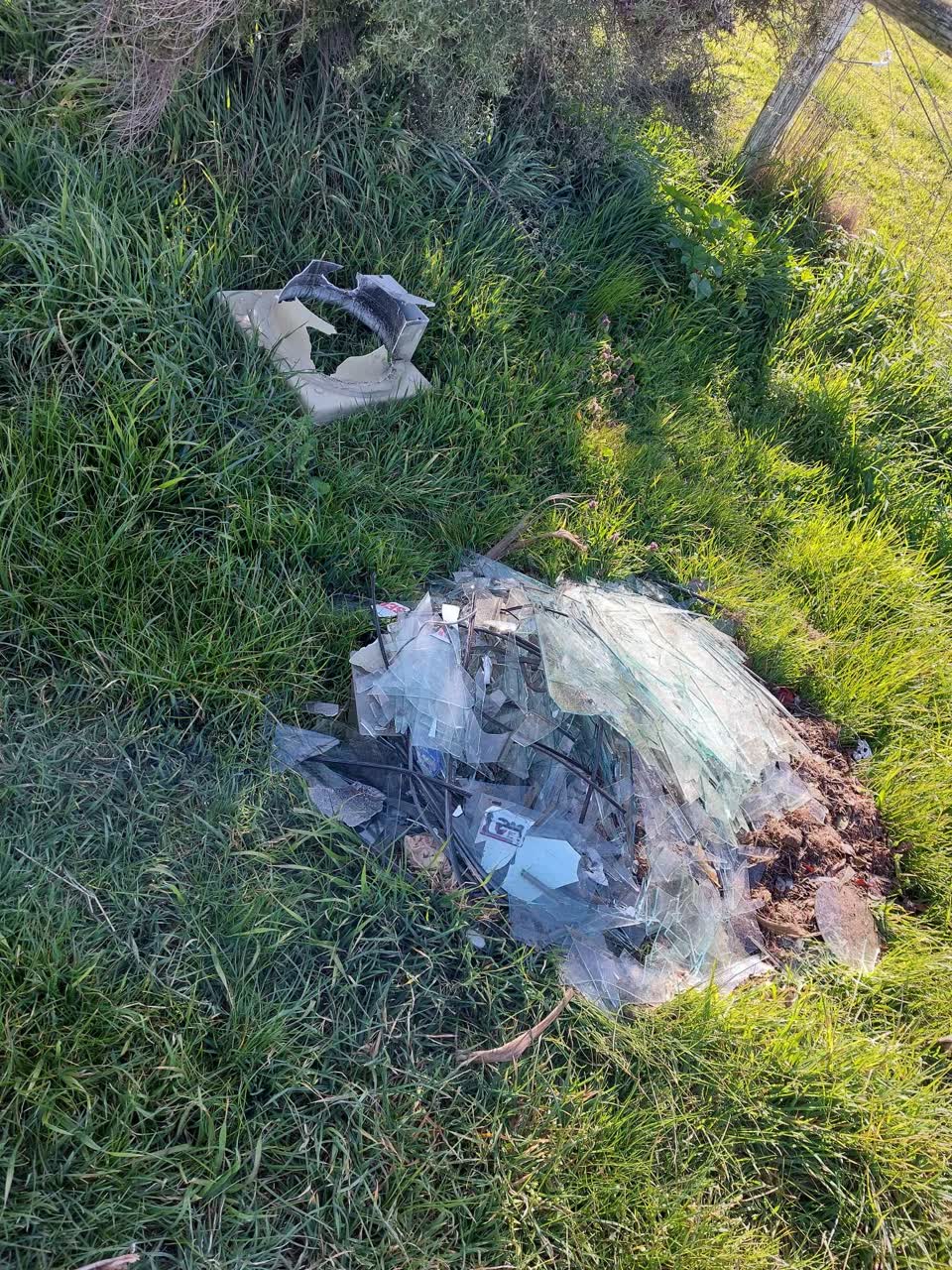The photograph attached to this rubbish/recycling report