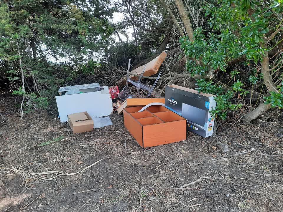 The photograph attached to this rubbish/recycling report