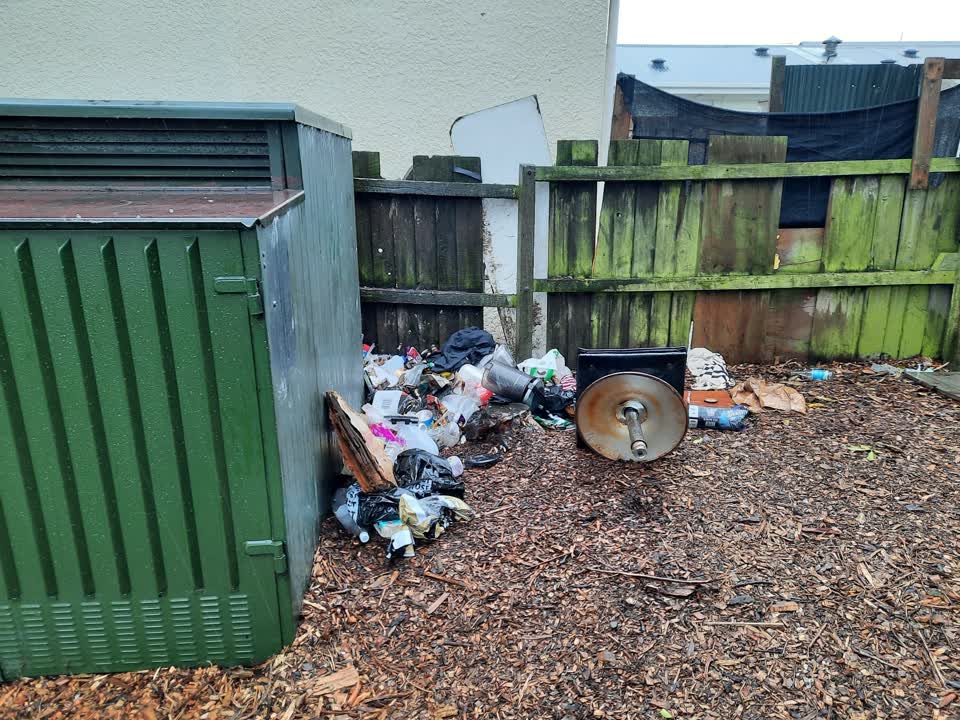 The photograph attached to this rubbish/recycling report