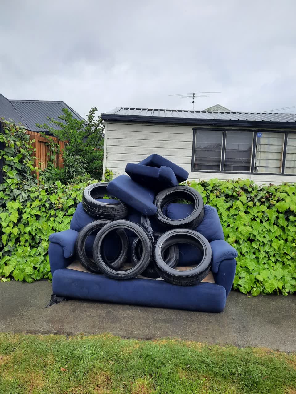 The photograph attached to this rubbish/recycling report