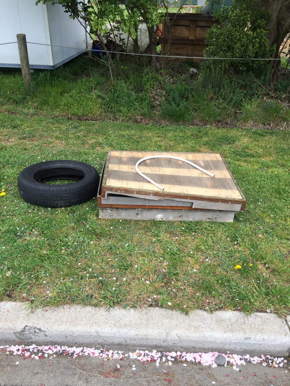 The photograph attached to this rubbish/recycling report