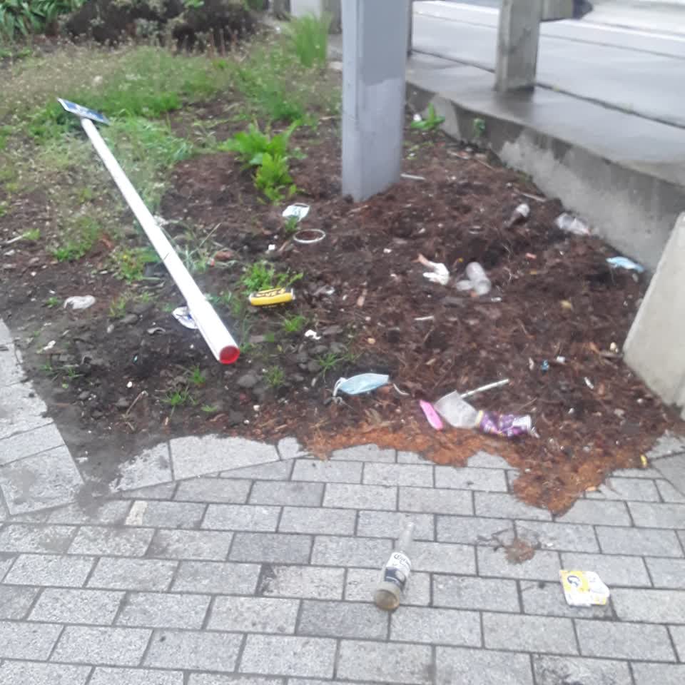 The photograph attached to this rubbish/recycling report