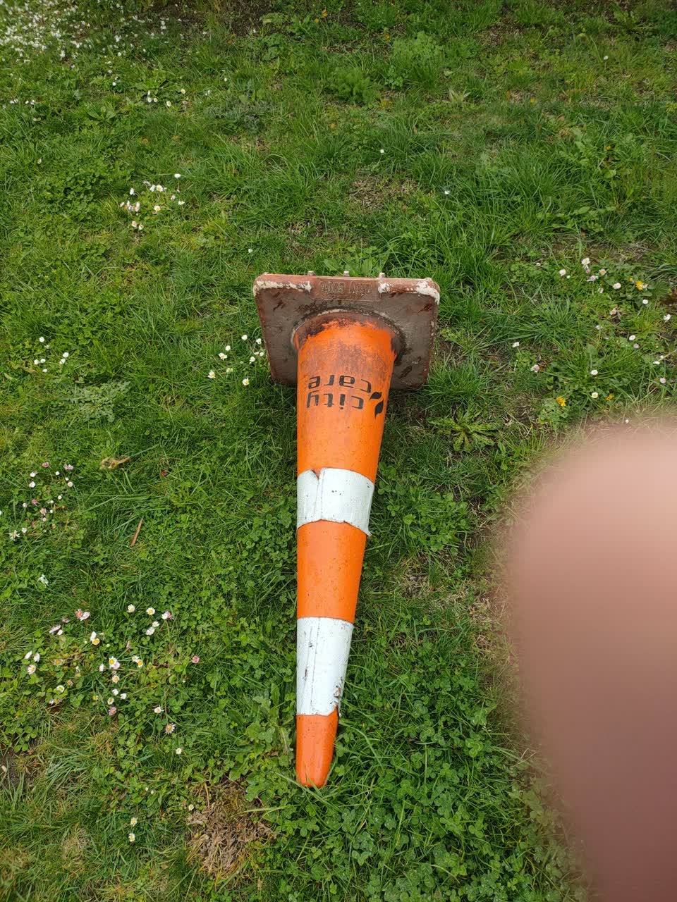 The photograph attached to this rubbish/recycling report