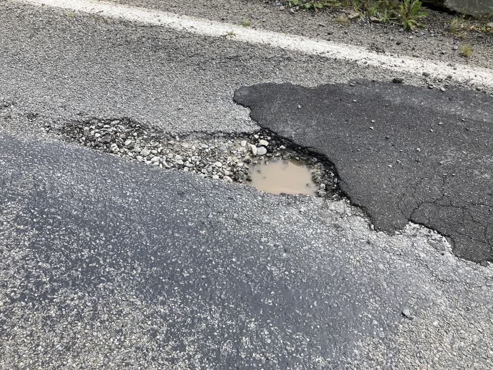 The photograph attached to this roading/streets report