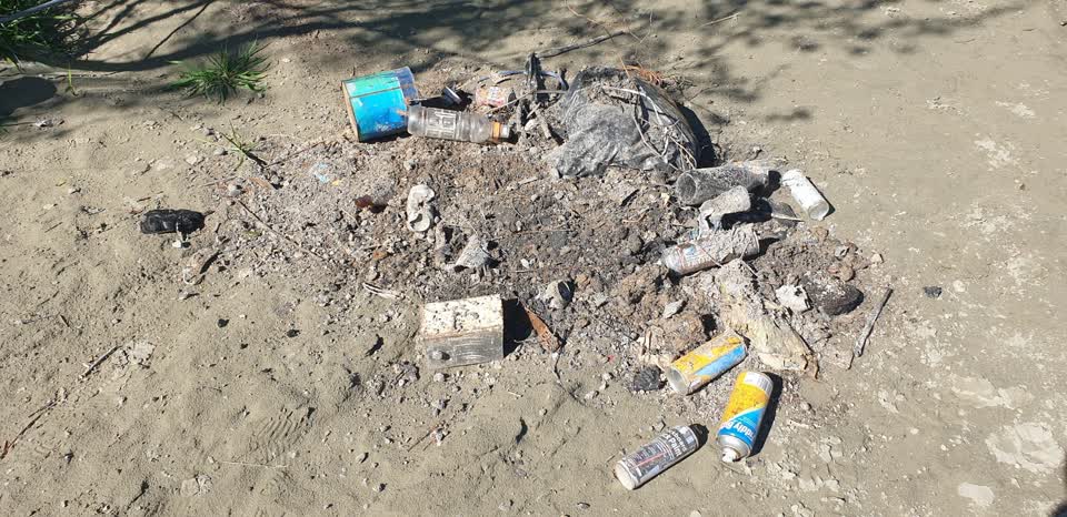 The photograph attached to this rubbish/recycling report