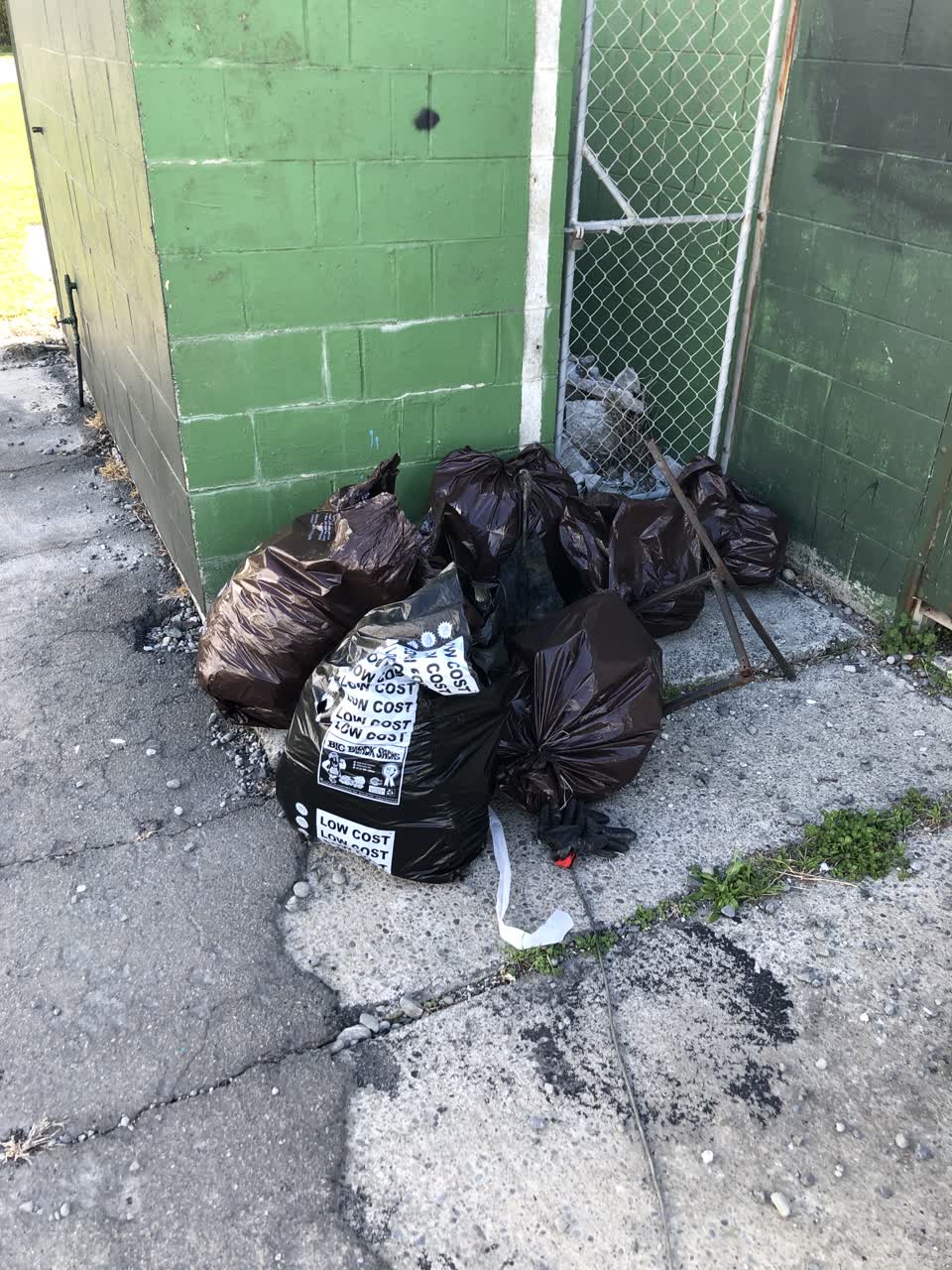 The photograph attached to this rubbish/recycling report