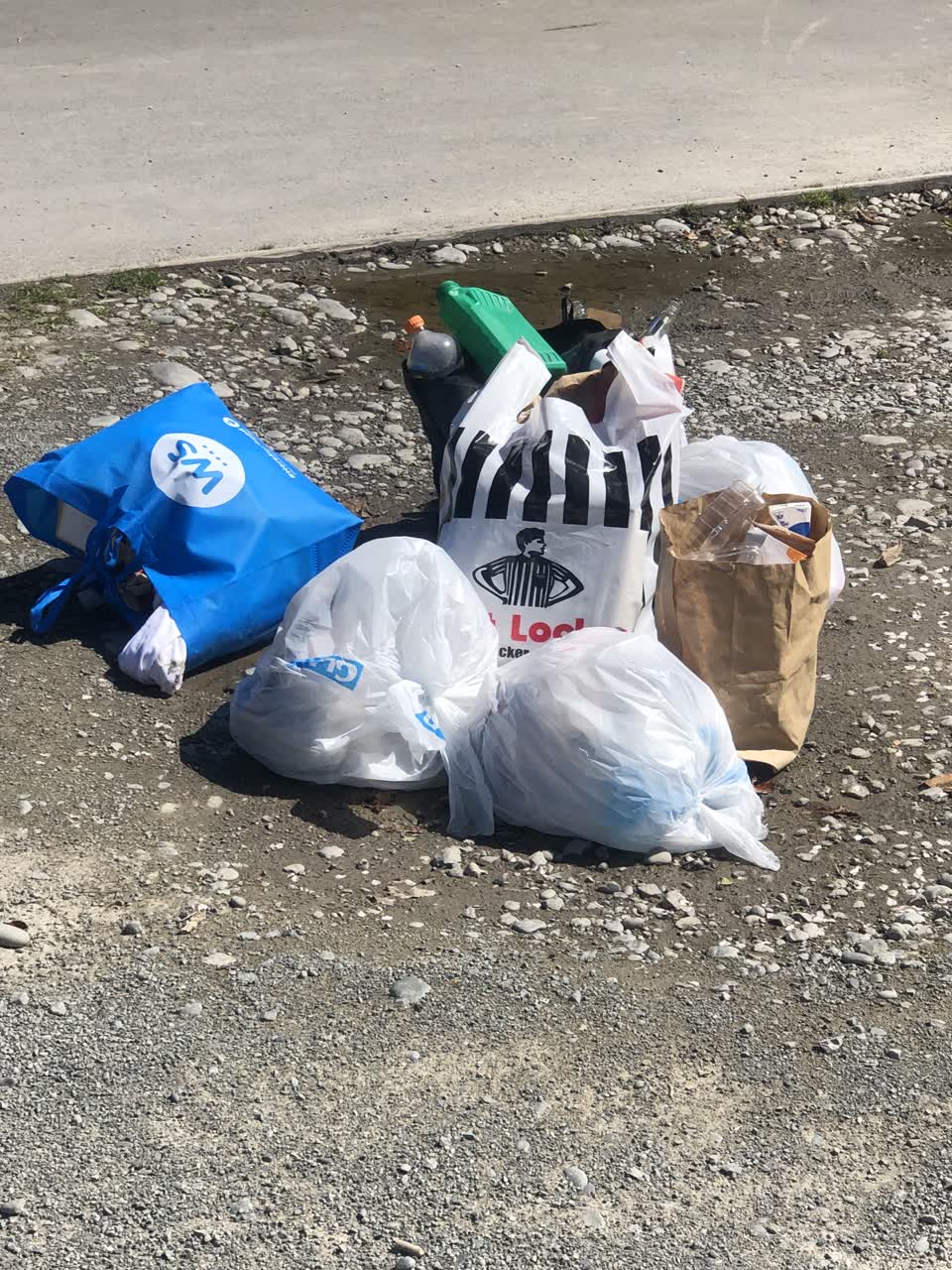 The photograph attached to this rubbish/recycling report